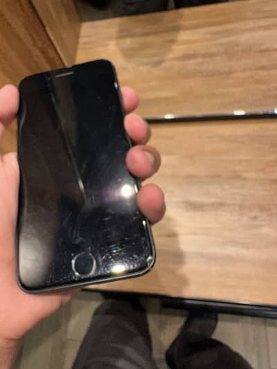 Iphone se 64 gb rough condition hai leakin koi masla nhi hai phone mai