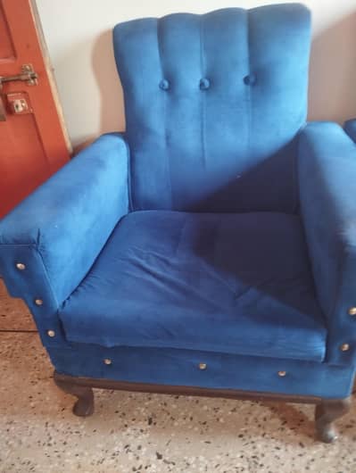 one seater sofa chair 2 pieces in good condition