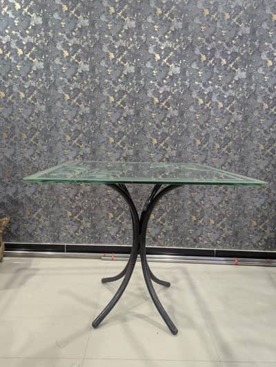 Beautiful dining table for sale with its iron stand