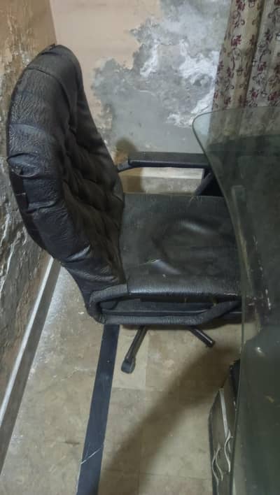 Office chair and table for sale