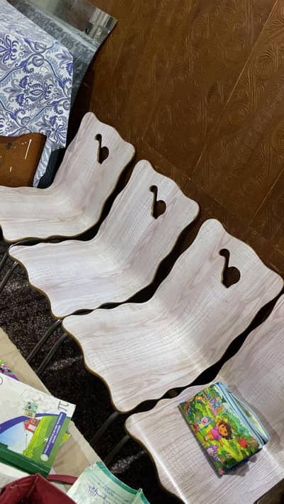 چھ عدد کرسی امپورٹیڈ سیل کے لیے ہے واٹر پروف انتہائی مناسب قیمت ی