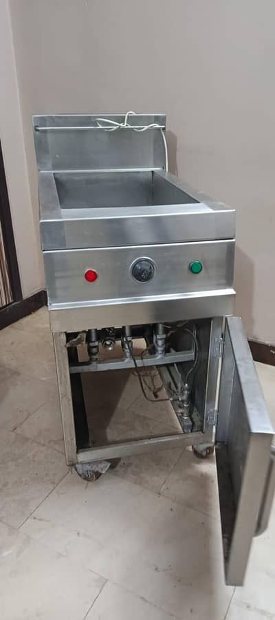 “Commercial Fryer & Hotplate with Table – Ready to Use Setup