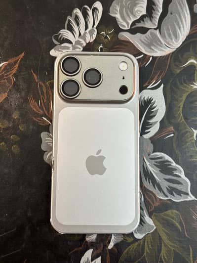 iphone 16 pro 97% health 128gb just like a new