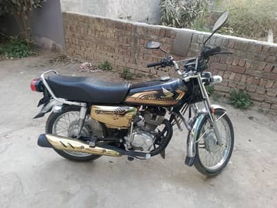 Honda 125 gold edition brand new well maintain by Honda