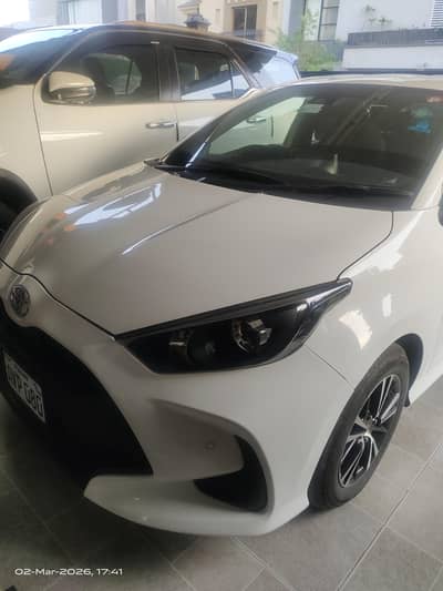 TOYOTA YARIS HATCHBACK SUPER WHITE COLOR 4 GRADE IMPORTED X PACKAGE