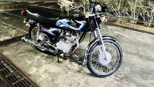 Honda 125 2025 black color condition 10/10