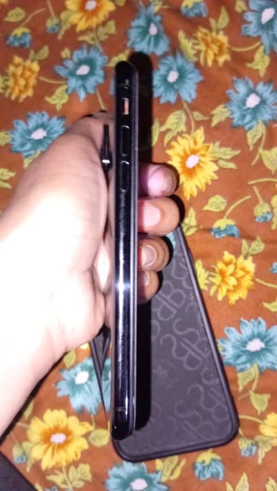 iPhones xs 64 Black Color/ MDM model 4 month Sim time available