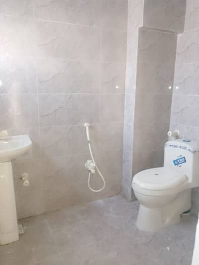 3 bed dd flat silent commercial flat for rent