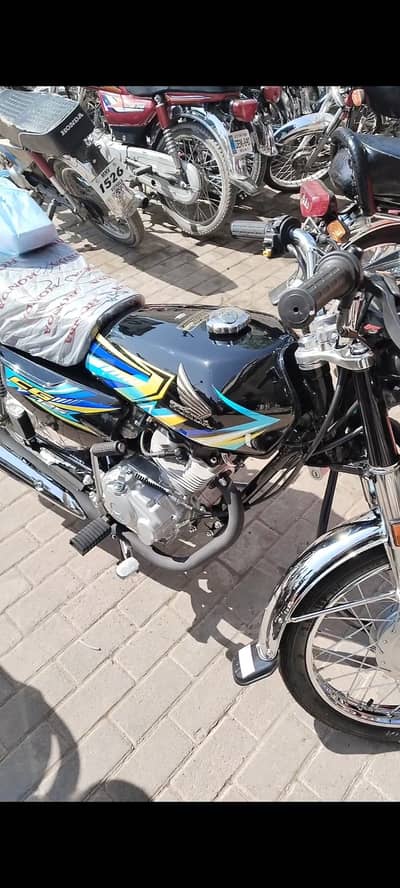 honda CG 125 sirf 5 kilometer Chala hai bilkul new hai black color