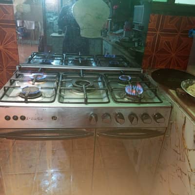 cooking range with 5 burners  and glass lid