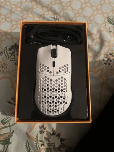 Glorious model o - white 67 grams