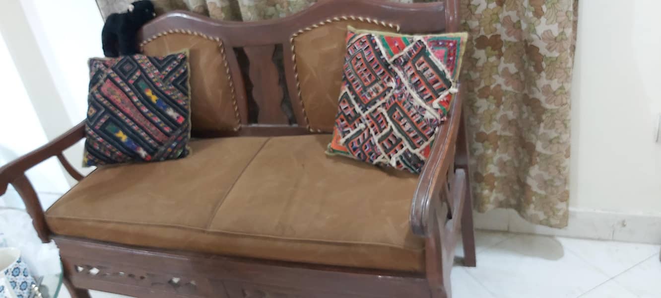 EXCELLENT CONDITION TWO SEATER SOFA 0