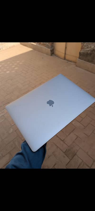 Apple MacBook Pro 2019, 15.1" 16/512 core i9 4gb graphics card