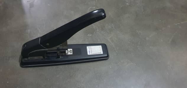 Stapler ha full size sath pins bi ha bilkul sai ha 4000 price