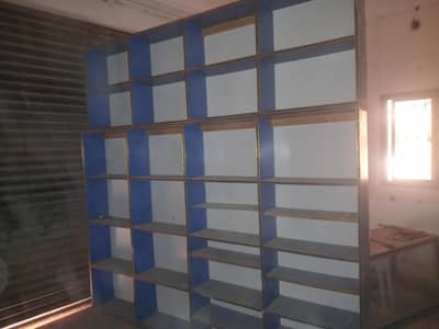 لکڑی کے ریک اور شوکیس مناسب قیمت پر برائے فروخت ھیں