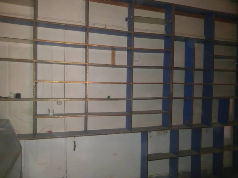 لکڑی کے ریک اور شوکیس مناسب قیمت پر برائے فروخت ھیں 1