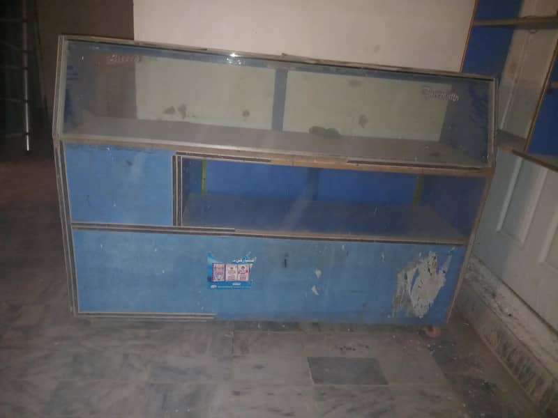 لکڑی کے ریک اور شوکیس مناسب قیمت پر برائے فروخت ھیں 2