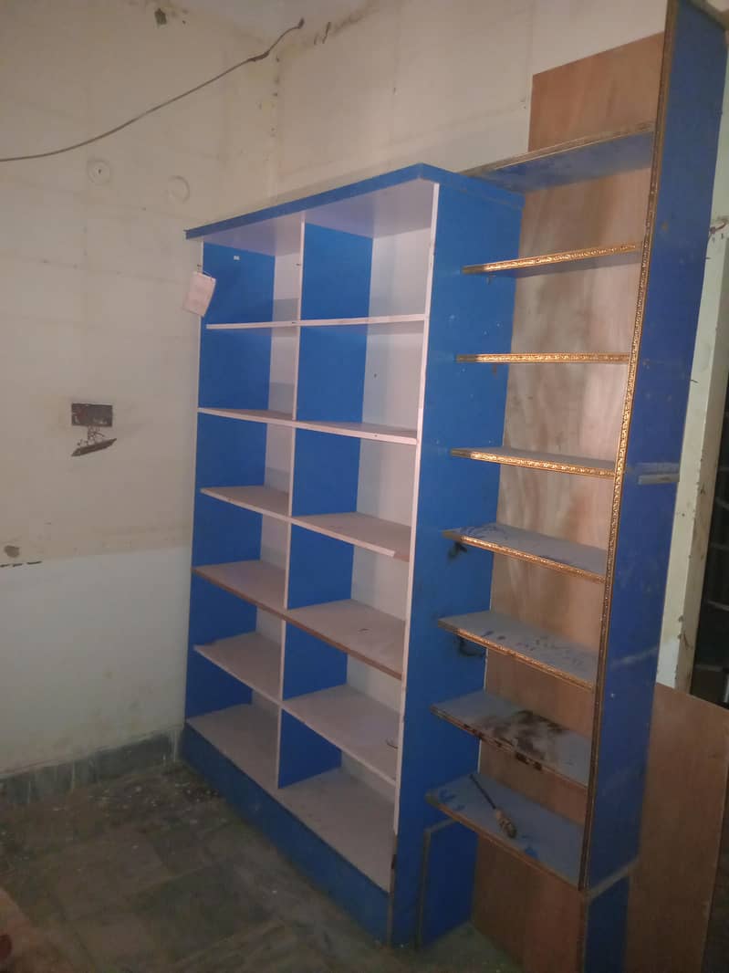 لکڑی کے ریک اور شوکیس مناسب قیمت پر برائے فروخت ھیں 3