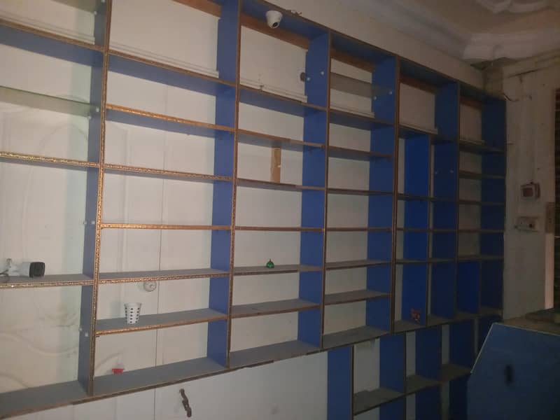 لکڑی کے ریک اور شوکیس مناسب قیمت پر برائے فروخت ھیں 4