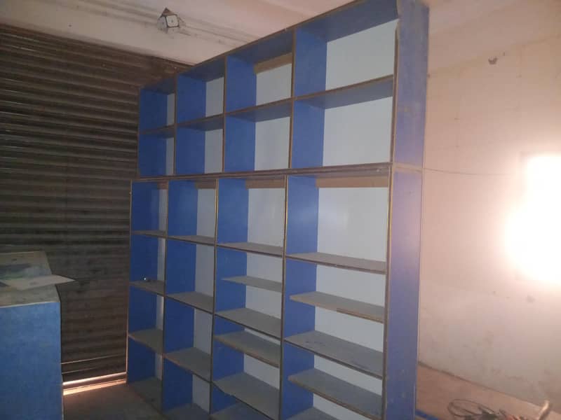 لکڑی کے ریک اور شوکیس مناسب قیمت پر برائے فروخت ھیں 5