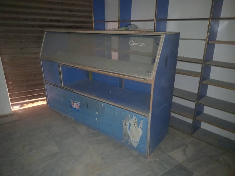 لکڑی کے ریک اور شوکیس مناسب قیمت پر برائے فروخت ھیں 7