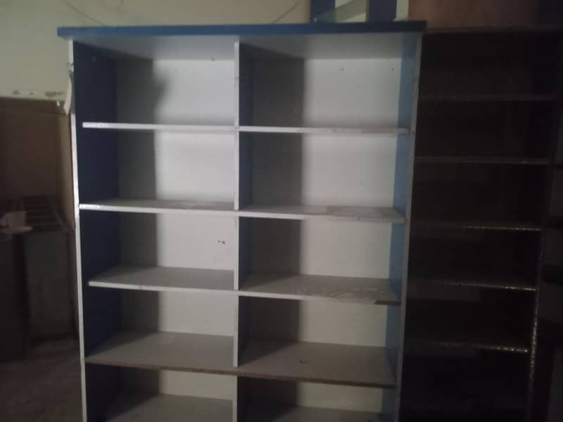 لکڑی کے ریک اور شوکیس مناسب قیمت پر برائے فروخت ھیں 8