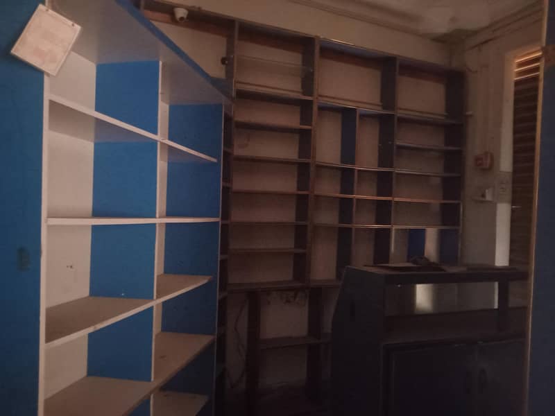 لکڑی کے ریک اور شوکیس مناسب قیمت پر برائے فروخت ھیں 9