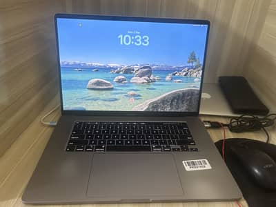 MacBook pro 2019 i9 8 core 32gb ram 512ssd