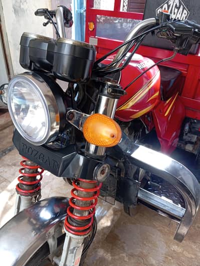 ROZGAR 150CC RED LIKE NEW 1350KM ONLY.