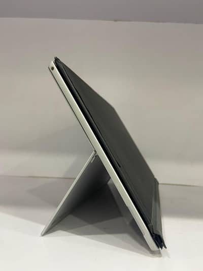 Surface Pro5 Core i5 Gen7th 8GB Ram 256GB Ssd 4GB Intel Graphics Touch