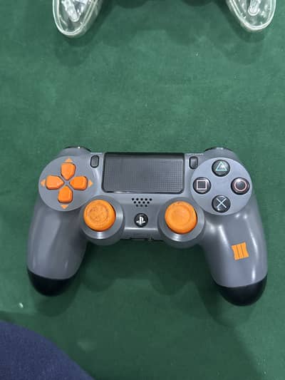 PLAYSTATION CONTROLLERS AND CHARGING STATION