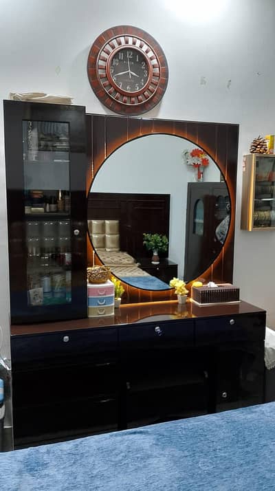 Bed dressing with side tabble