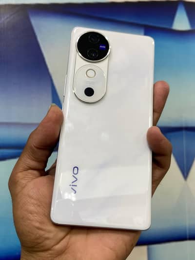 vivo v40 12/256.5G . with box charger