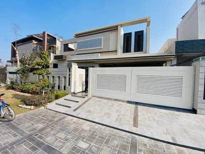 PHASE 1 1-KANAL FULLY MAINTAINED USED BUNGALOW IS AVAILABLE FOR SALE.