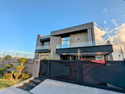 PHASE 2 1-KANAL FULLY MAINTAINED USED BUNGALOW IS AVAILABLE FOR SALE.