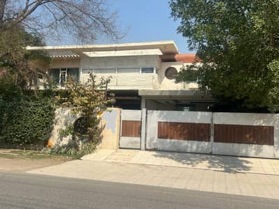 PHASE 3 1-KANAL FULLY MAINTAINED USED BUNGALOW IS AVAILABLE FOR SALE.