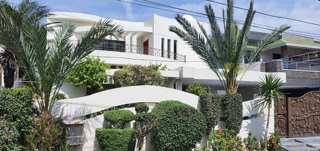 PHASE 3 1-KANAL FULLY MAINTAINED USED BUNGALOW IS AVAILABLE FOR SALE.