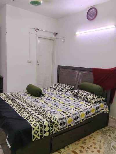 bed set hei sirf bed or dressing table hei