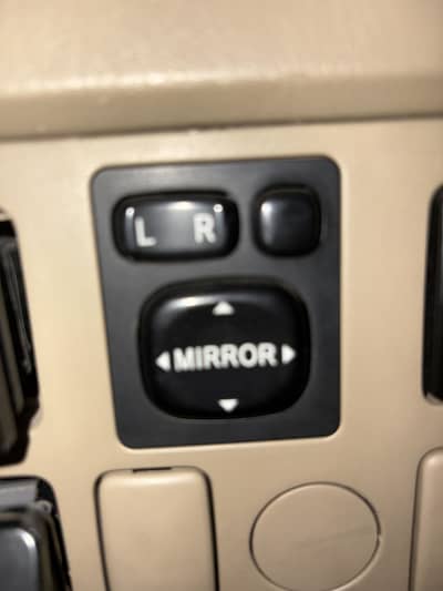 Aoa I’m selling Toyota Vigo original side mirrors 10/9 condition