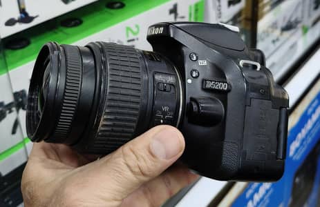 Nikon d5200 with 18-55 lens  Fresh condition 1 year warranty