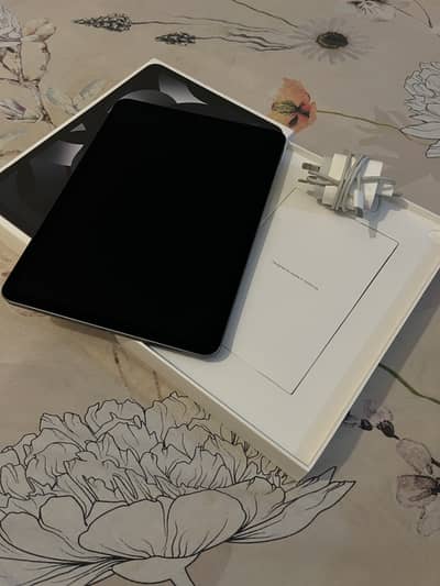 iPad Air 5 m1 256 Gb with box and original charger