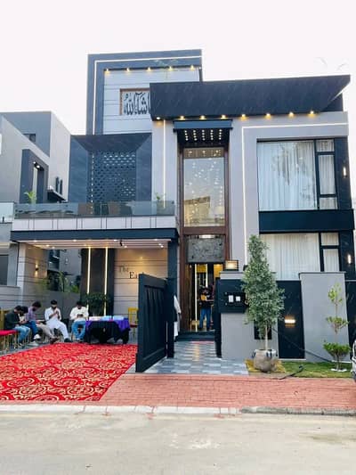 10 Marla Luxury House is Available for Rent in Bahria Town Lahore