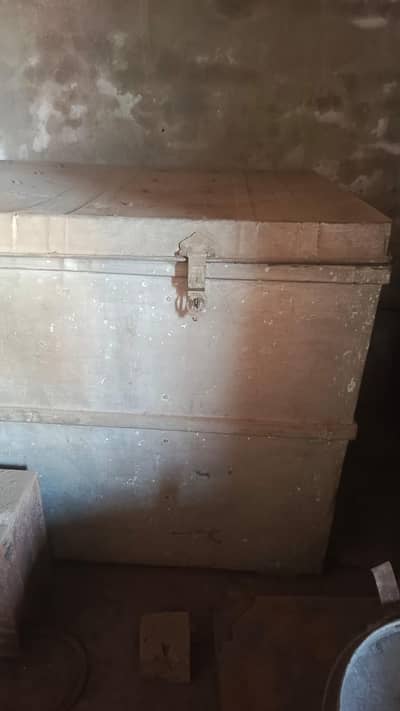 Big Paiti, iron Almari