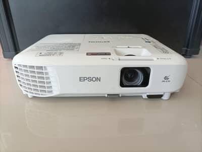 WE HAVE ALL KINDS OF PROJECTORS AVAILBLE IN DUBAI IMPORT 03152965654