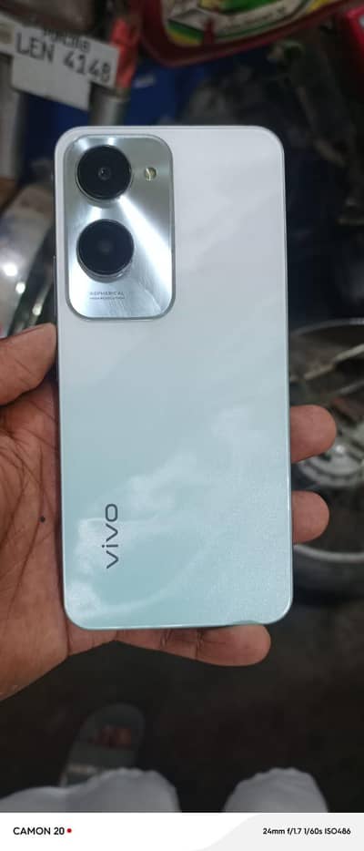 vivo y18 condition 10by10 with box and charger 4+4 128