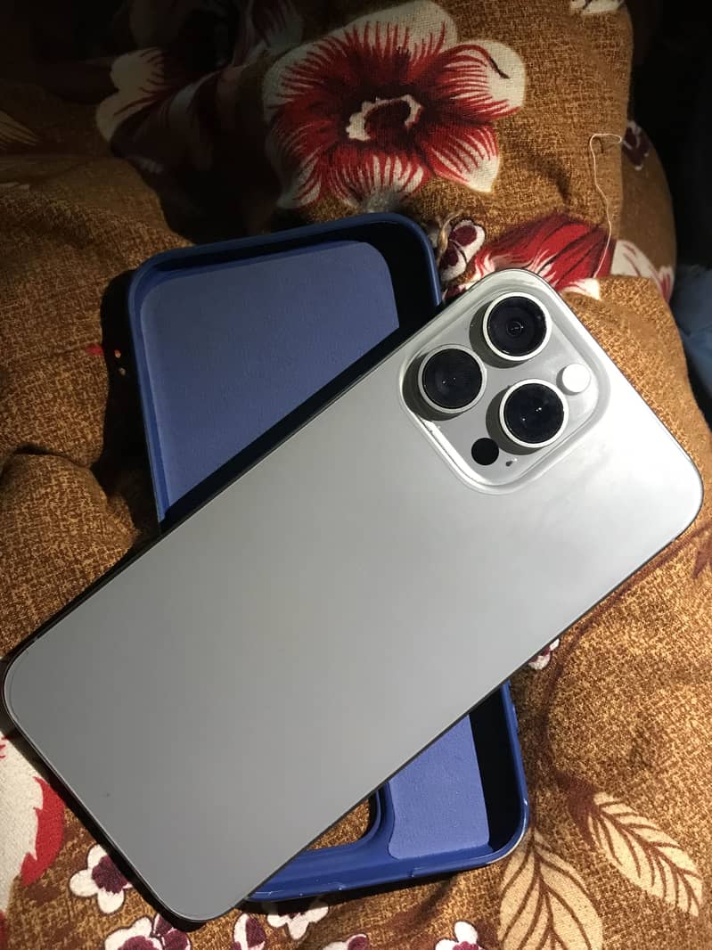 Iphone 15 pro max 4