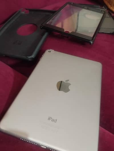 Apple IPAD MINI 4 ,128GB  (Silver)-10/10 Condition With Protective