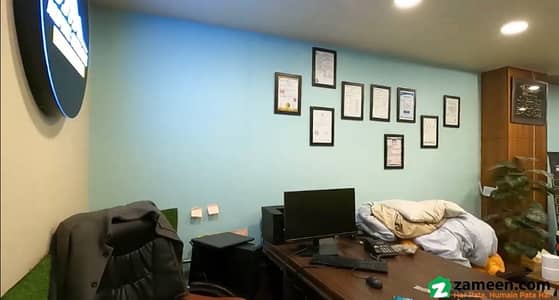 880 sq feet commercial Space Good for Clinic with lift option