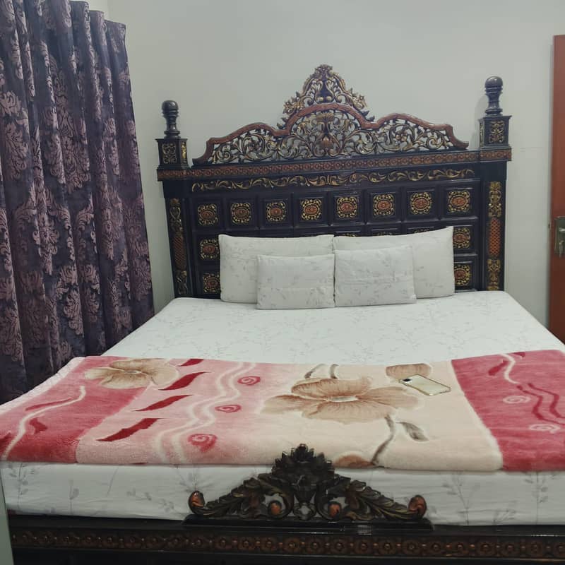 bed n dressing table 0