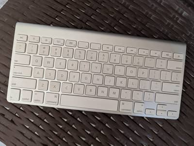 Apple Wireless Keyboard A1314 – 8/10 Condition – Fully Working